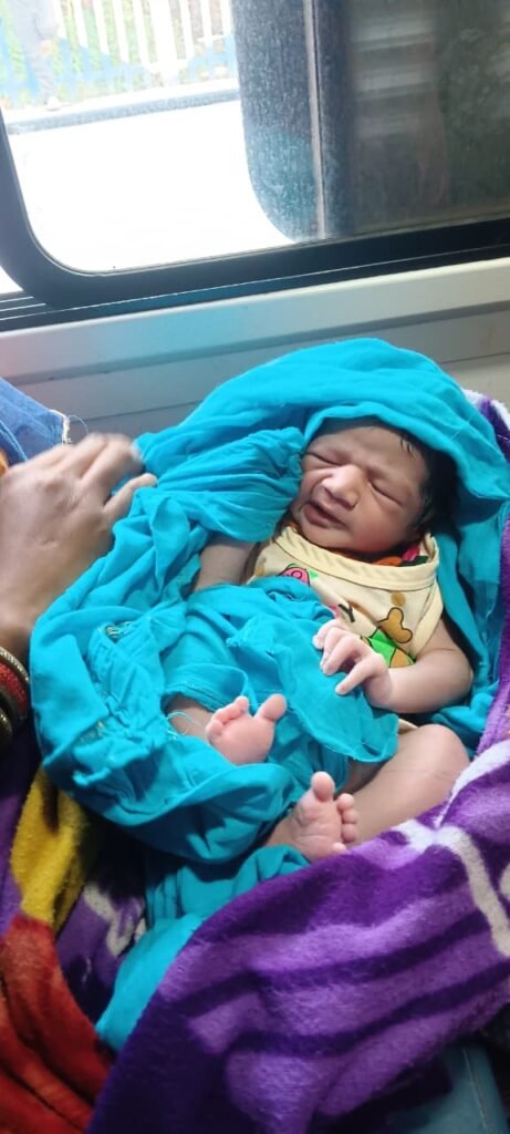 चलती ट्रेन में हुआ बच्चे का जन्म, रेलवे कर्मचारियों और डॉक्टरों की त्वरित मदद से सुरक्षित रहे जच्चा-बच्चा