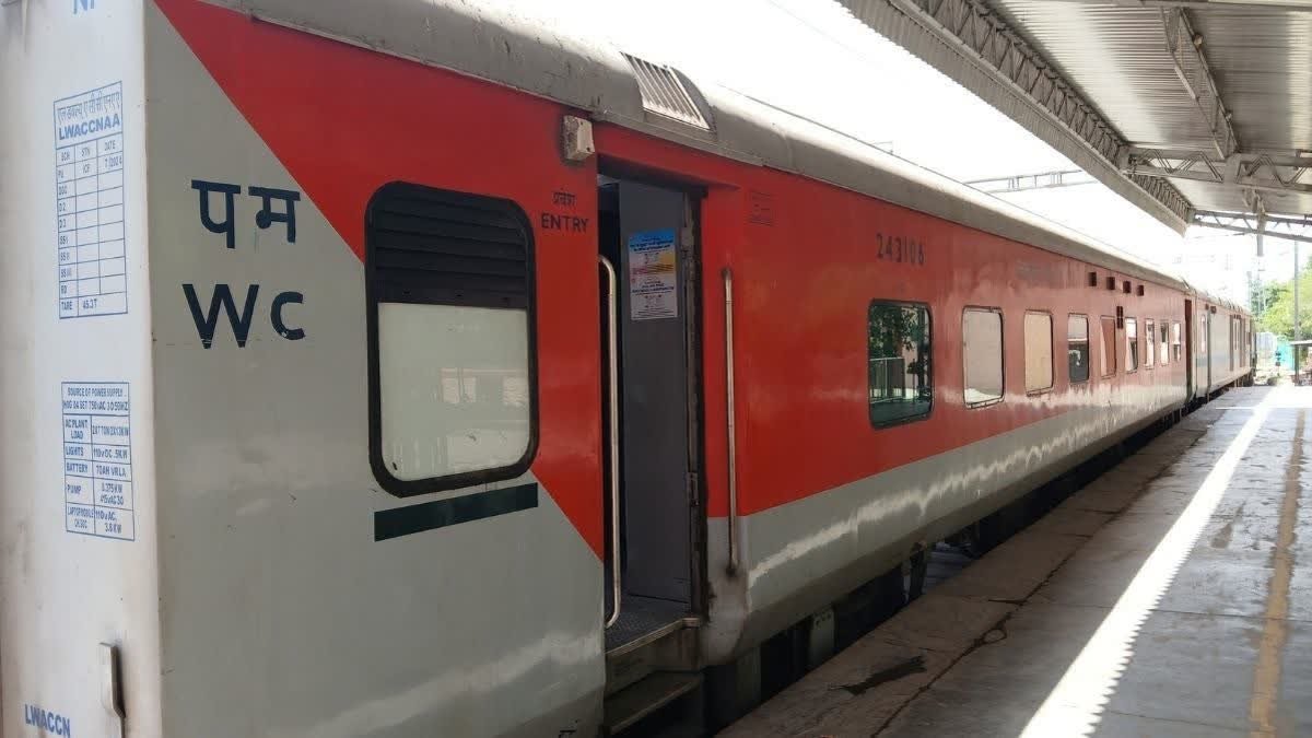 चलती ट्रेन में हुआ बच्चे का जन्म, रेलवे कर्मचारियों और डॉक्टरों की त्वरित मदद से सुरक्षित रहे जच्चा-बच्चा
