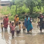 छत्तीसगढ़: स्कूल और आंगनबाड़ी जाने के लिए नाला पार करने को मजबूर हैं मासूम बच्चे