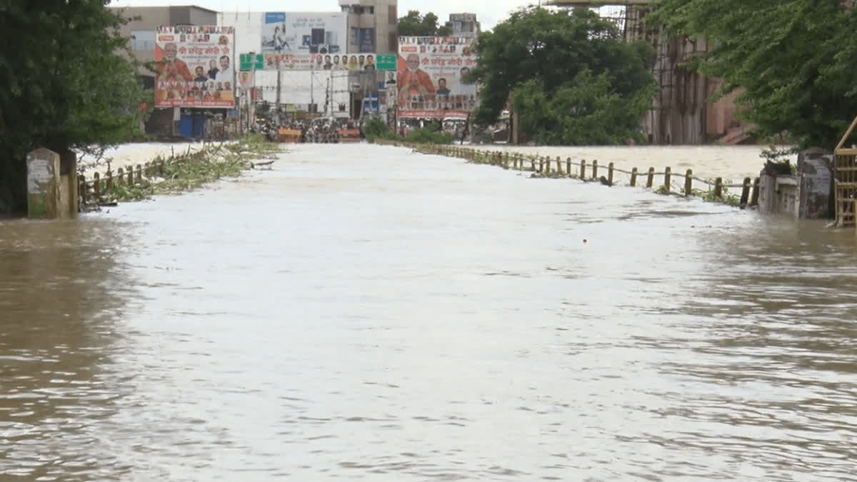 छत्तीसगढ़ में भारी बारिश का असर: खारुन नदी का जलस्तर बढ़ने से रायपुर-दुर्ग मार्ग बंद