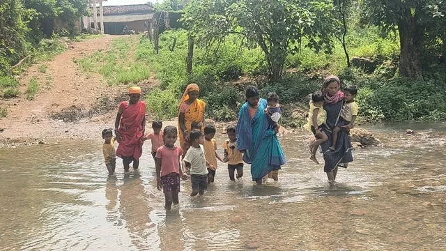 छत्तीसगढ़: स्कूल और आंगनबाड़ी जाने के लिए नाला पार करने को मजबूर हैं मासूम बच्चे