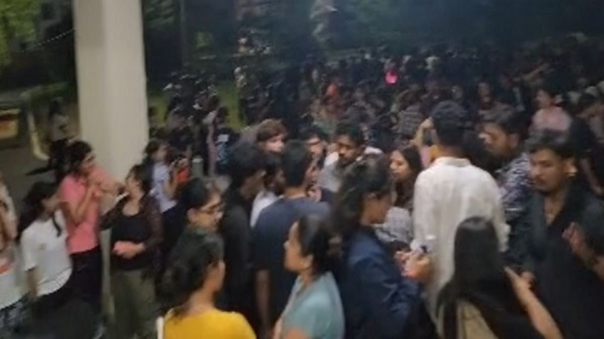 दून विश्वविद्यालय में मेस के खाने में कीड़ा मिलने पर छात्रों का हंगामा