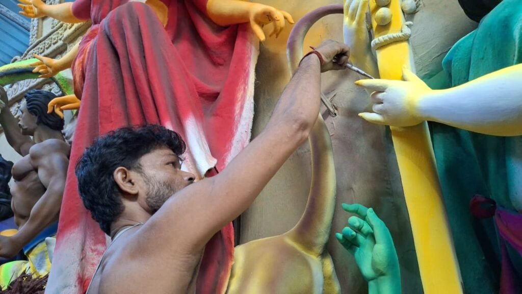 मालदा में दुर्गा पूजा की तैयारियां: मूर्तिकारों के सामने बिक्री और कम बजट की बड़ी चुनौती