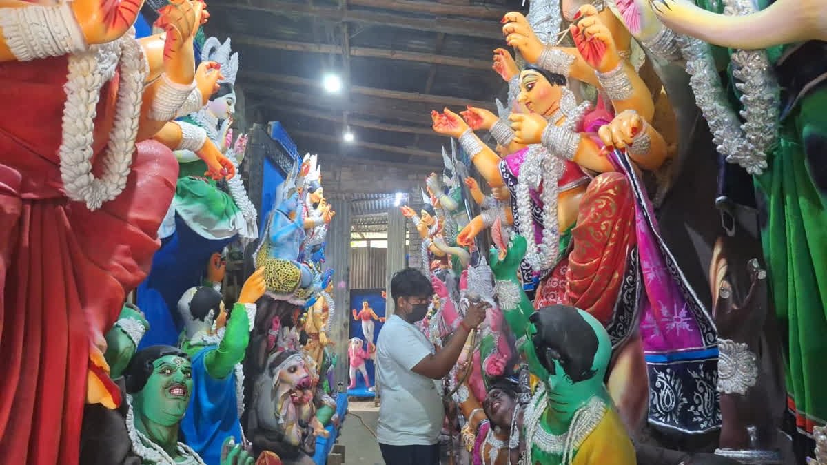 मालदा में दुर्गा पूजा की तैयारियां: मूर्तिकारों के सामने बिक्री और कम बजट की बड़ी चुनौती