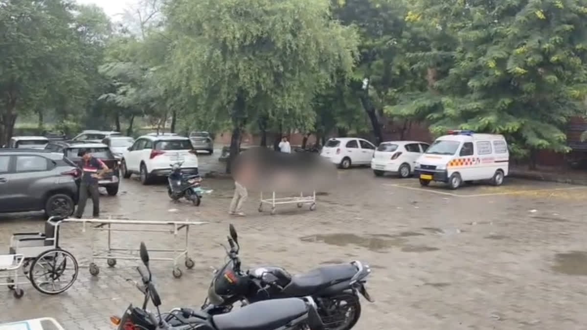 हरियाणा के करनाल में बस और बाइक की टक्कर, अस्पताल में हंगामा