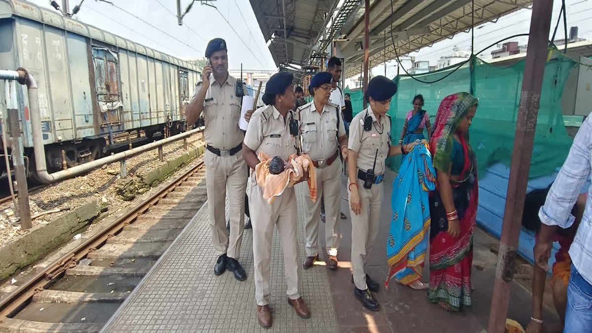 ओडिशा के भुवनेश्वर रेलवे स्टेशन पर गूंजी किलकारी, यात्रा के दौरान महिला ने दिया बेटी को जन्म