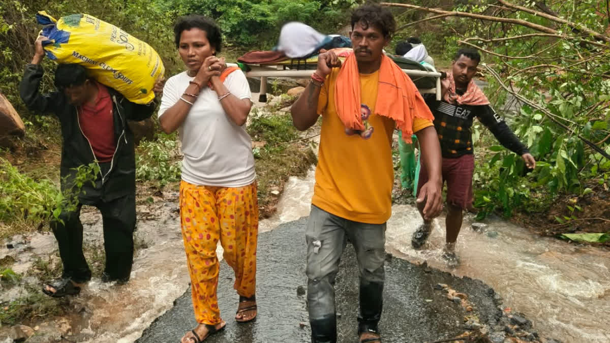 ओडिशा: चक्रवात के बाद सड़क खराब होने से भतीजी को कंधे पर उठाकर ले जाना पड़ा चाचा का शव