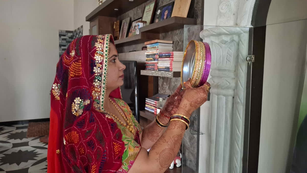 पति के बलिदान के एक दशक बाद भी परंपरा निभा रही हैं राजस्थान की मीना