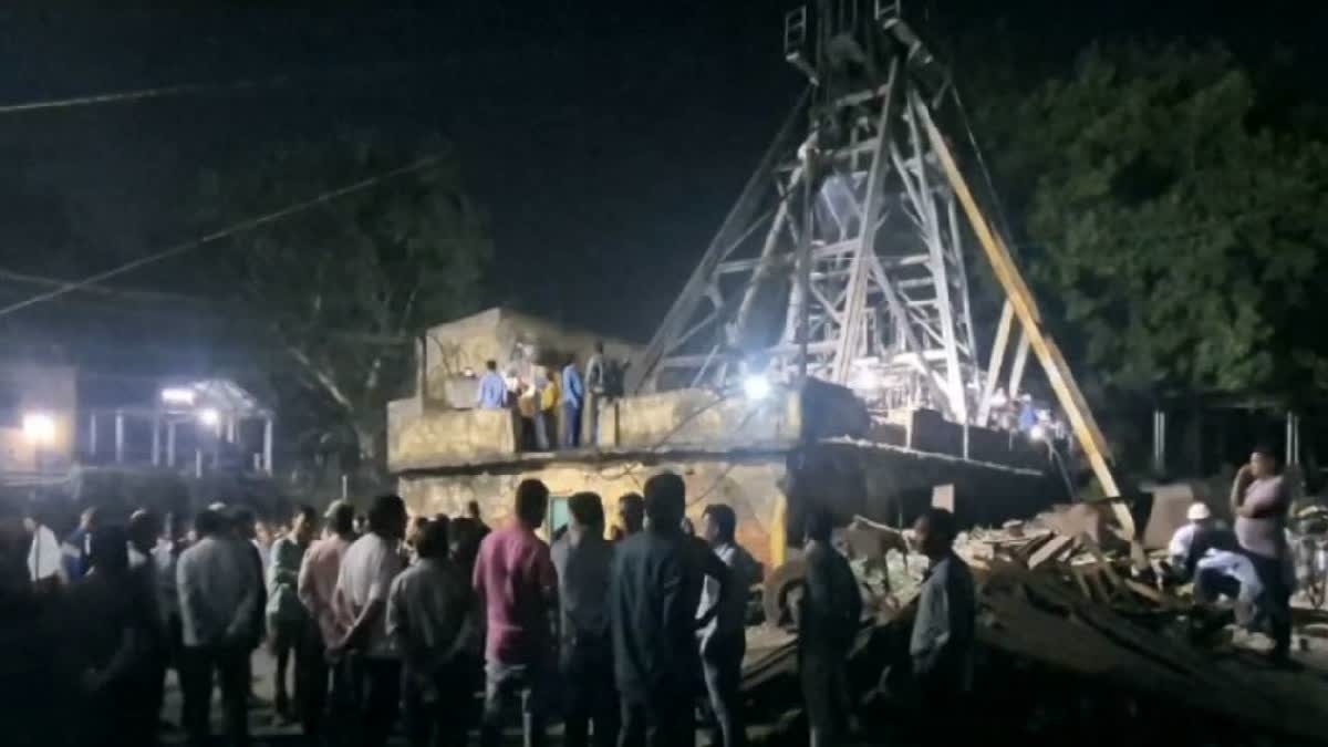 पश्चिम बंगाल की खदान में फँसे 12 मजदूर, लिफ्ट प्रणाली खराब होने से बढ़ा संकट