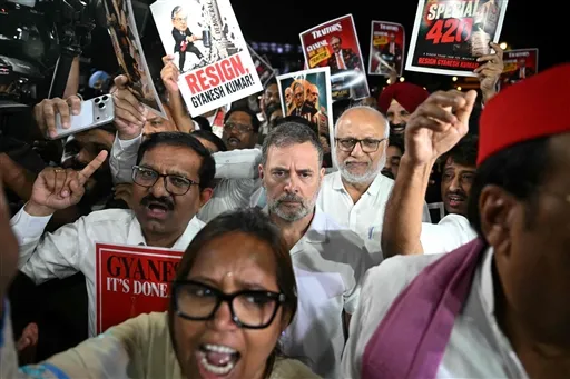विपक्षी सांसदों ने संसद से राष्ट्रपति भवन तक निकाला मार्च, मुख्य चुनाव आयुक्त के इस्तीफे की मांग
