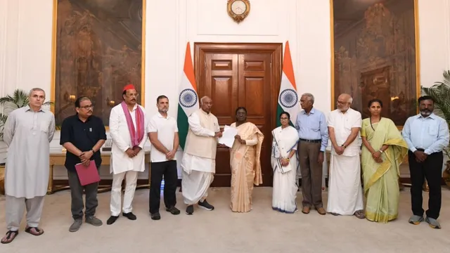 विपक्षी सांसदों ने संसद से राष्ट्रपति भवन तक निकाला मार्च, मुख्य चुनाव आयुक्त के इस्तीफे की मांग