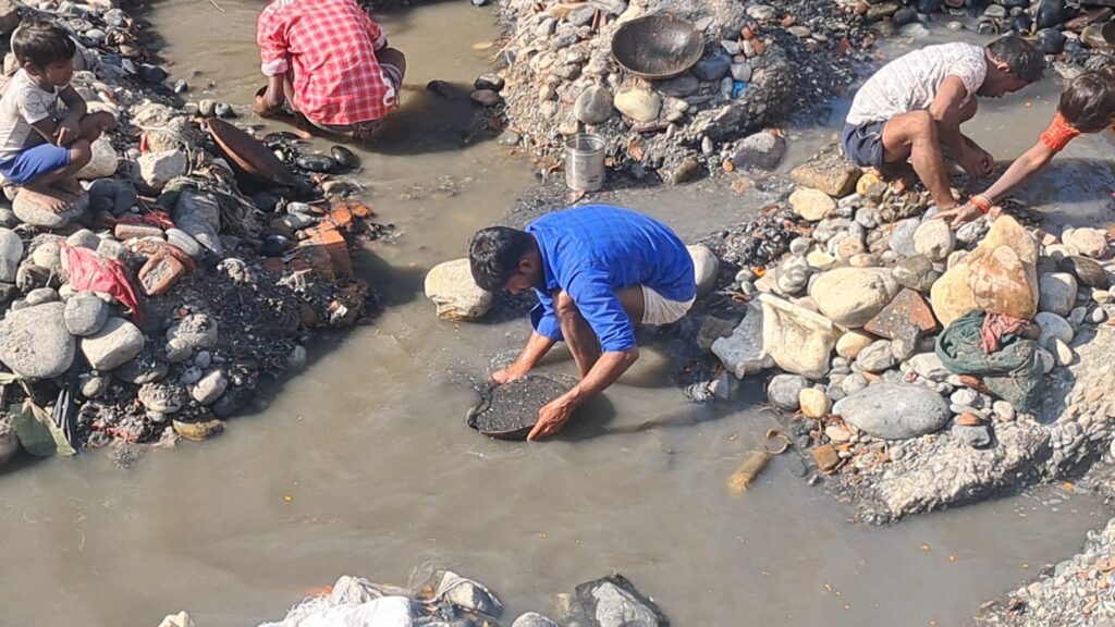 हरिद्वार में गंगा नहर की बंदी के दौरान सिक्कों और धातुओं की तलाश में जुट रहे लोग