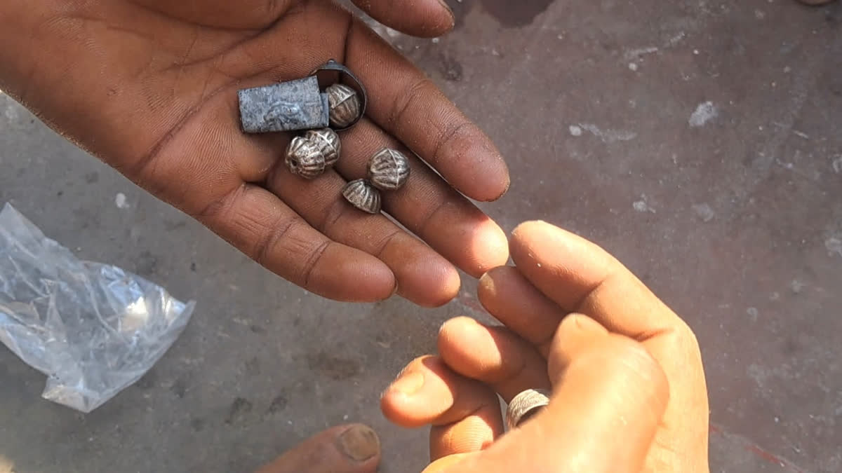 हरिद्वार में गंगा नहर की बंदी के दौरान सिक्कों और धातुओं की तलाश में जुट रहे लोग